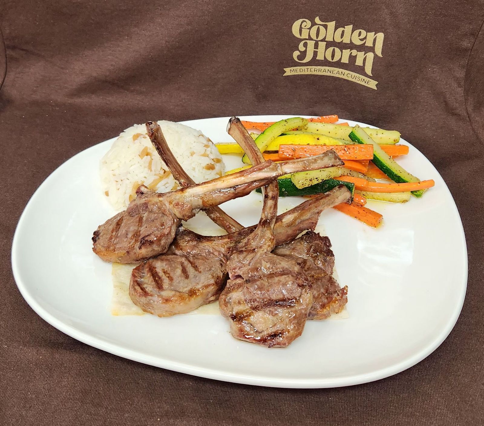 Baby lamb chops with rice and vegetables