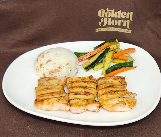 Grilled chicken with rice and vegetables